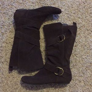 Brown boots with two side buckles